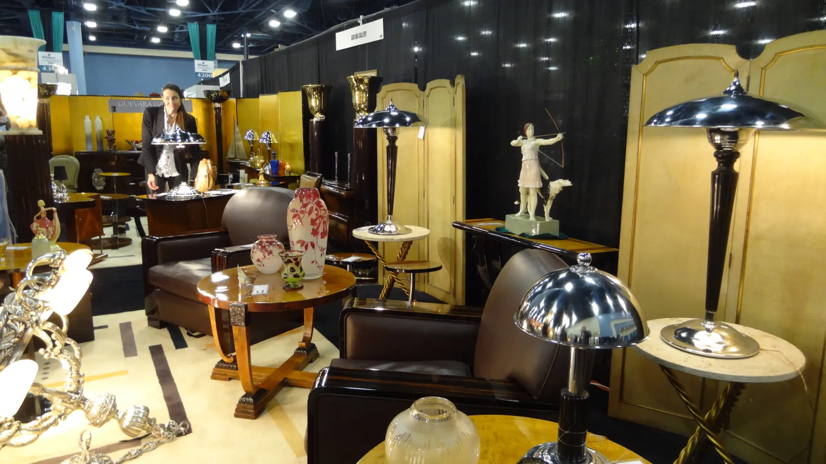 Vista de 2 mesinhas antigas cercadas por itens decorativos