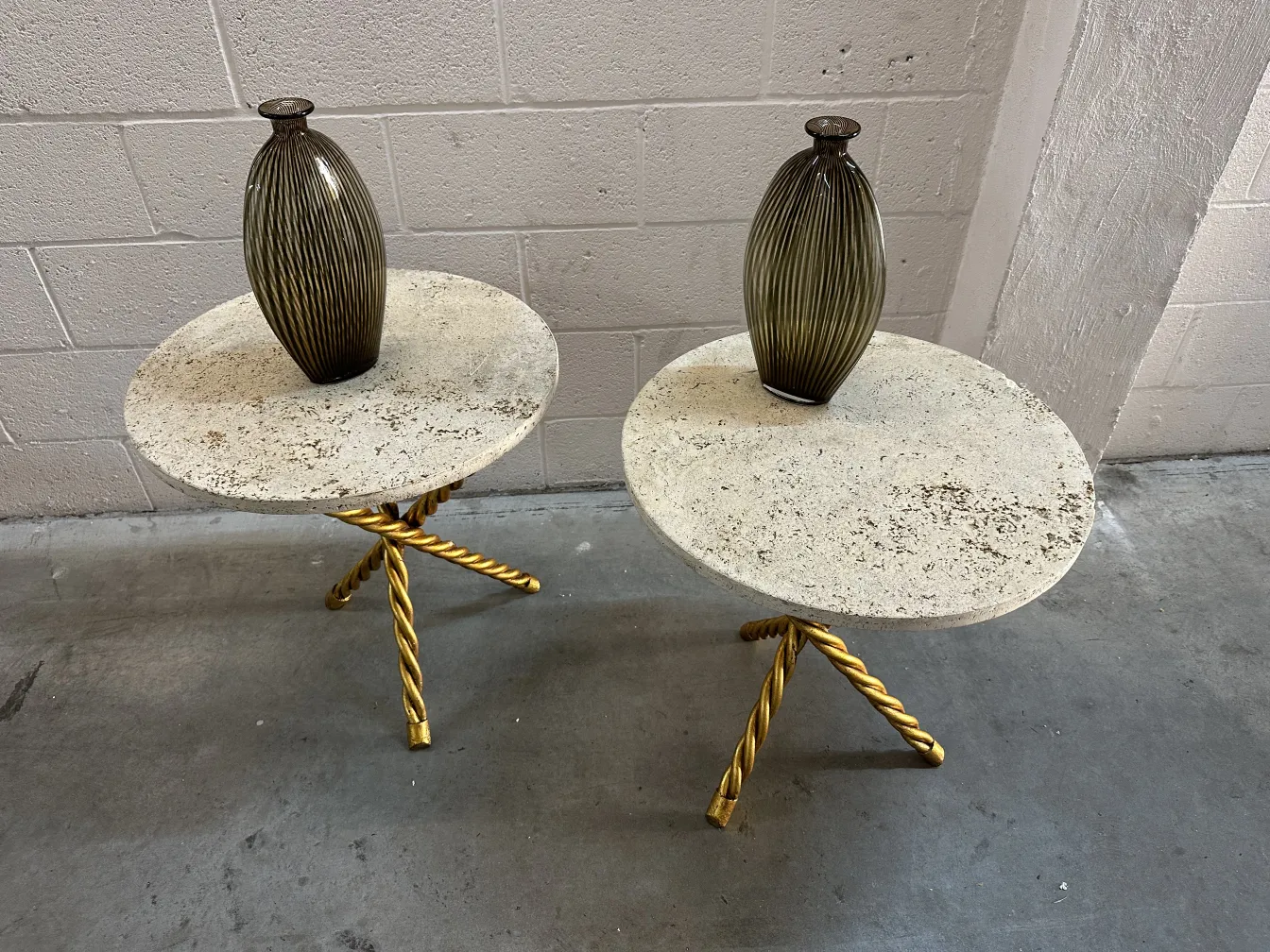 Conjunto de 2 mesinhas antigas com decoração atraente