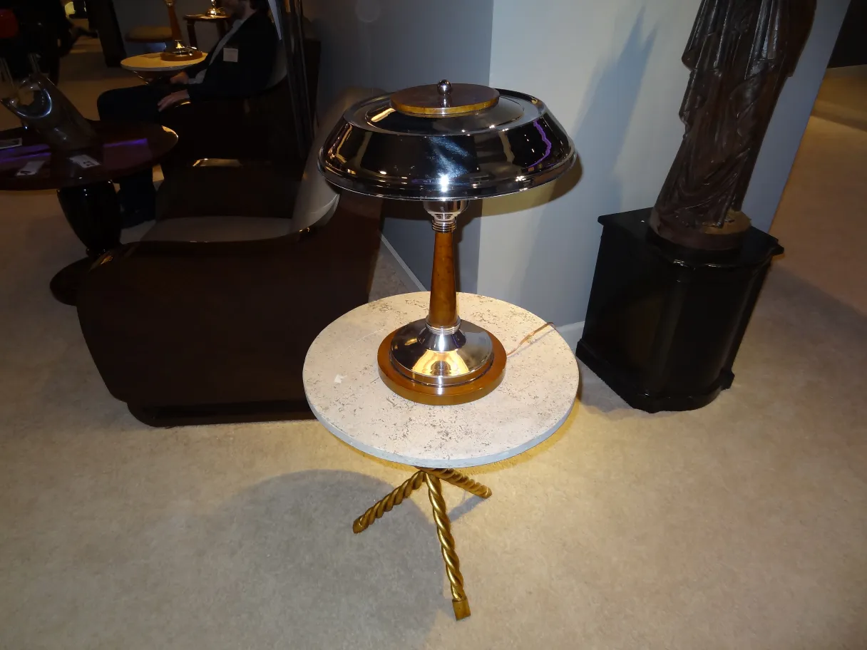 deux petites tables anciennes avec un design décoratif dans un cadre élégant