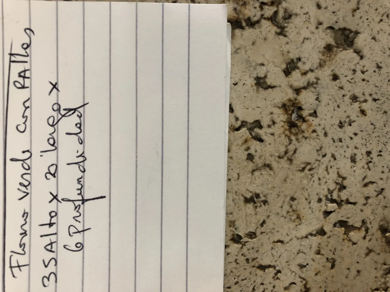 Imagen de 2 mesitas antiguas, decoradas y con ambiente acogedor