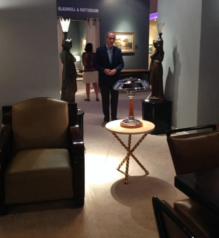 2 mesitas antigüedades decorativas en un ambiente elegante