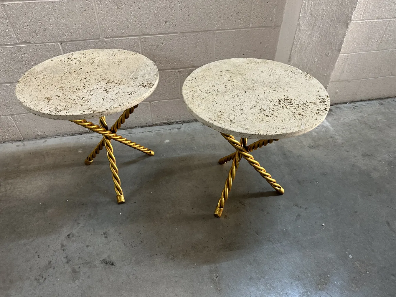 2 alte kleine Tische mit goldenen Beinen und heller Oberfläche