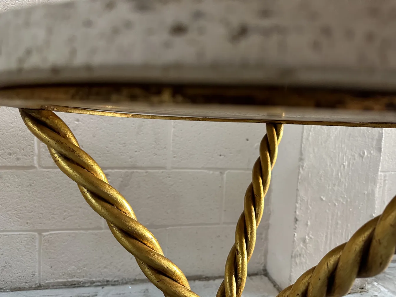 Antike kleine Tische mit goldener Basis und gedrehtem Design