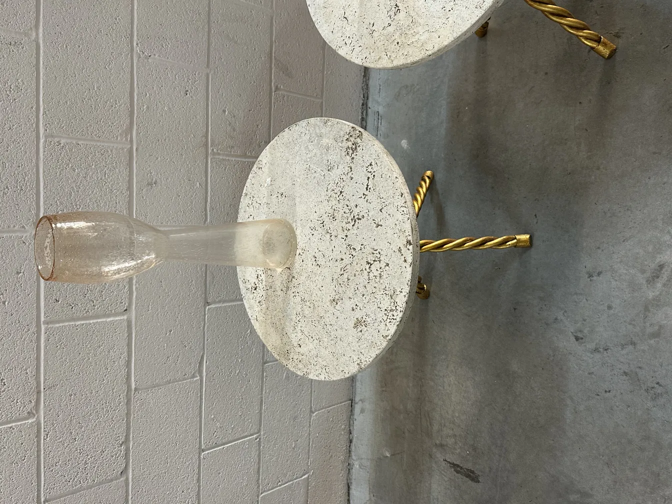 Два старых столика с золотыми основаниями в нейтральной обстановке