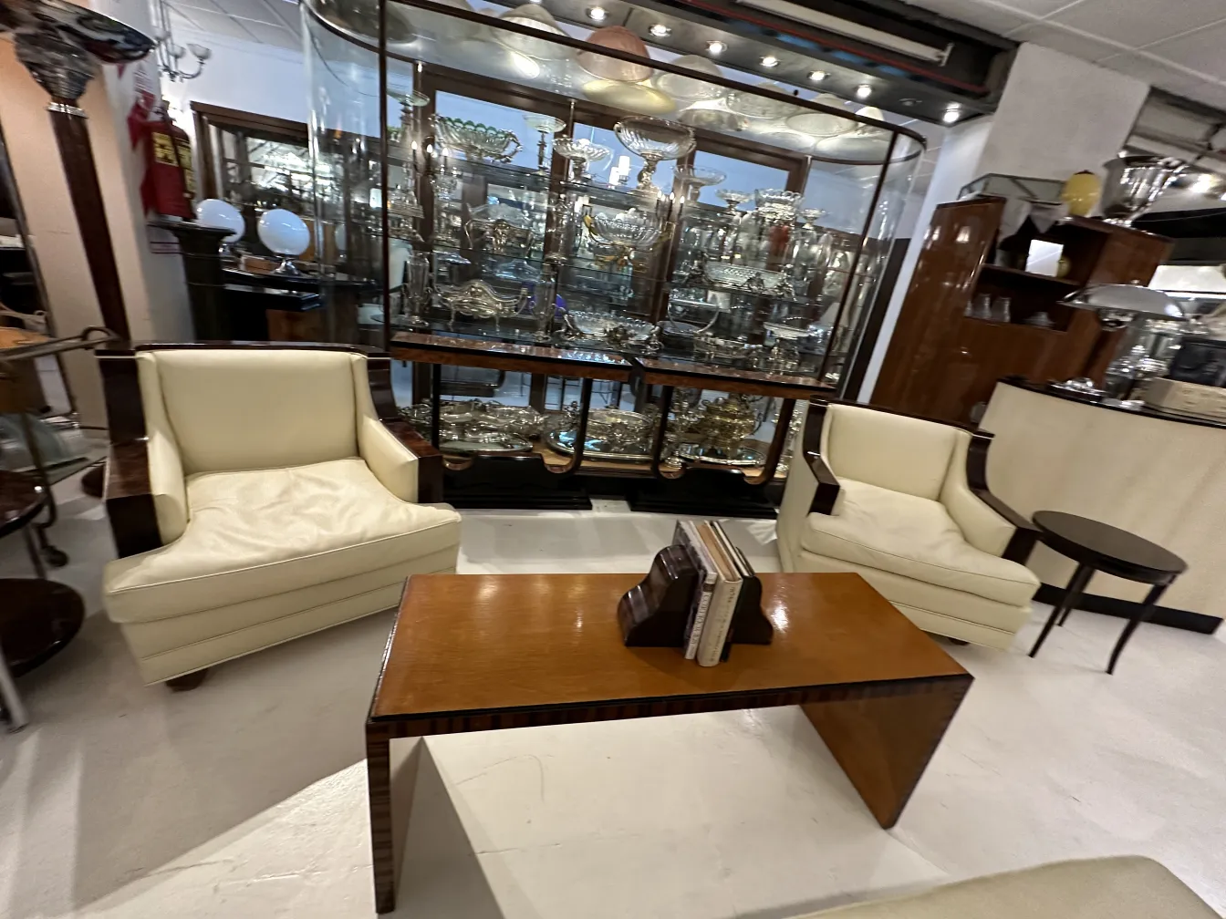 Fermalibri di antiquariato decorativi con libri su un tavolo.