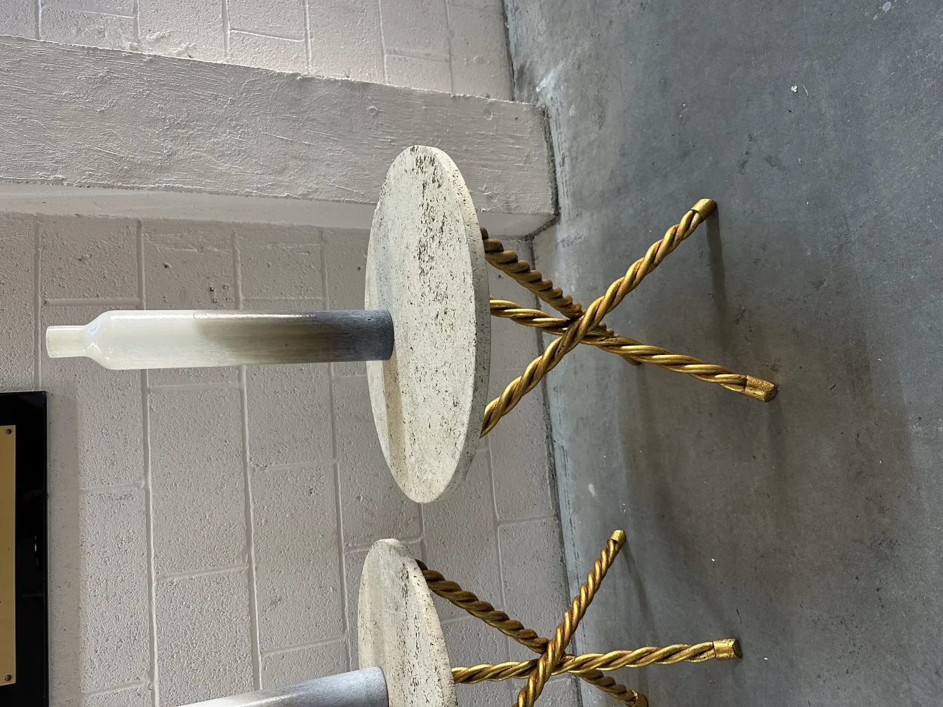 deux petites tables anciennes avec des bases dorées enroulées et des dessus ronds