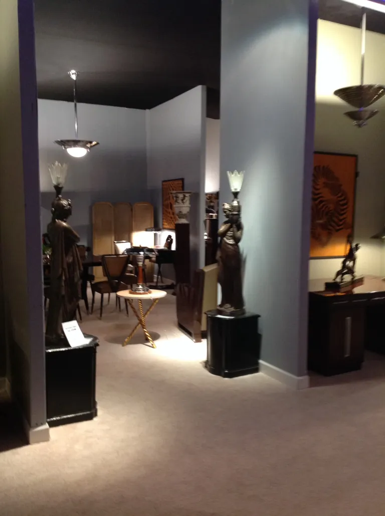 Ambiente elegante con due tavolini antichi e statue