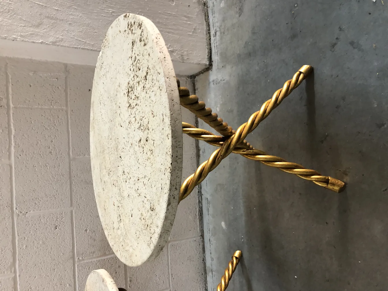 2 kleine antike Tische mit goldenen, gedrehten Beinen und ovaler Oberfläche