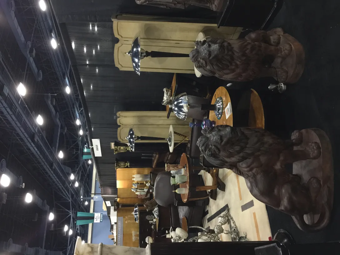 Dos mesitas antiguas con patas decorativas en un ambiente elegante