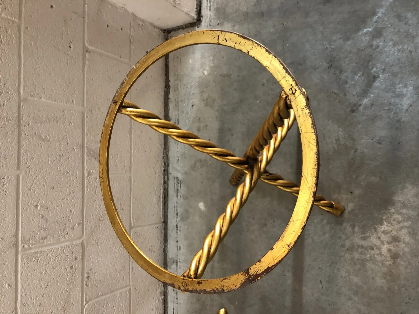 Ansicht von oben auf zwei antike kleine Tische mit eleganten Details