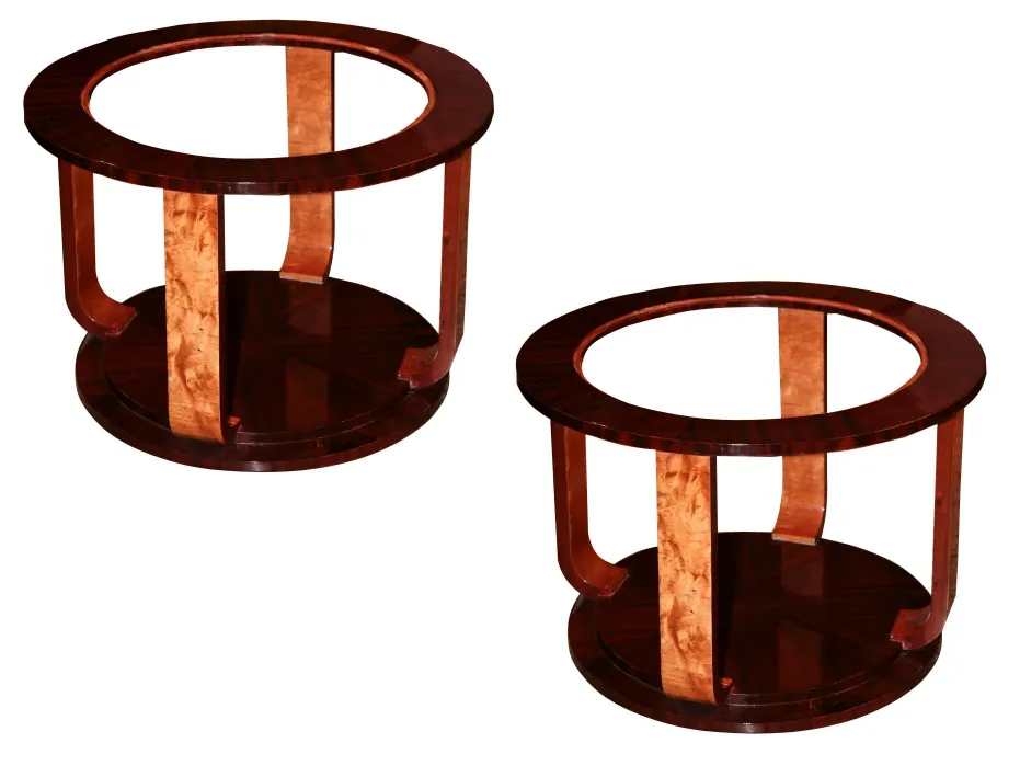 Set di 2 tavolini antichi con design circolare e base solida.