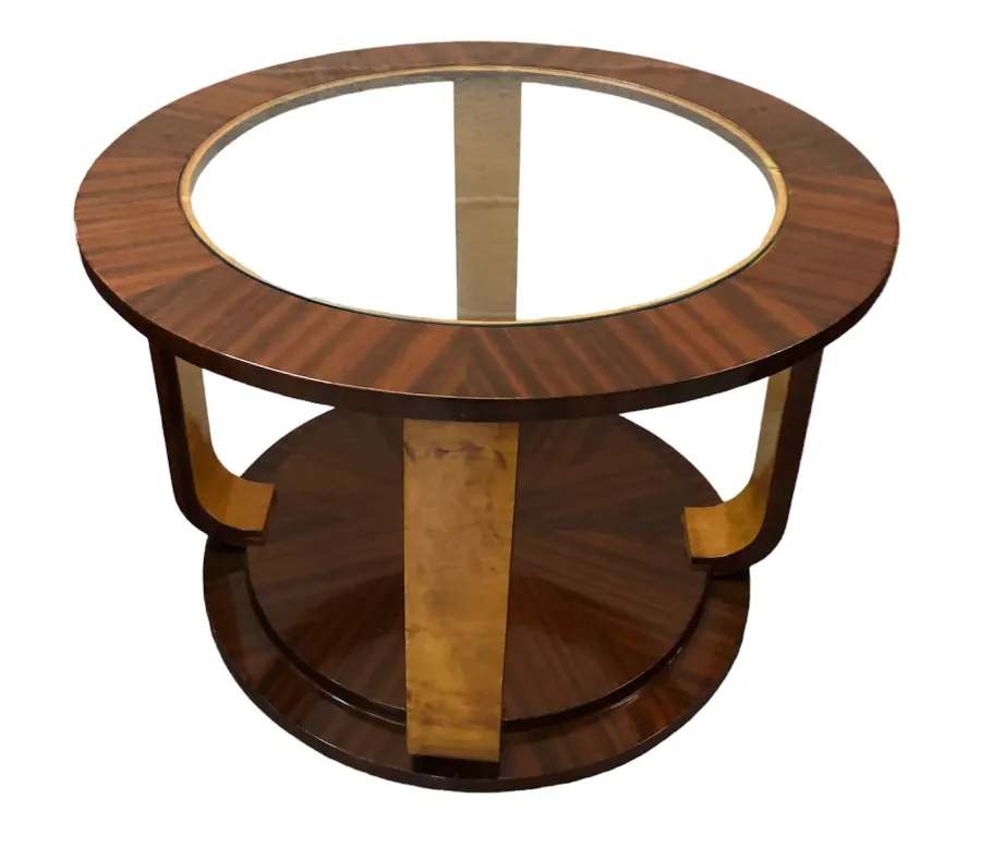 2 petites tables anciennes avec verre, complétées par un environnement chaleureux