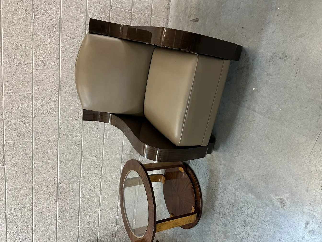 duas mesinhas antigas com design elegante ao lado de uma poltrona