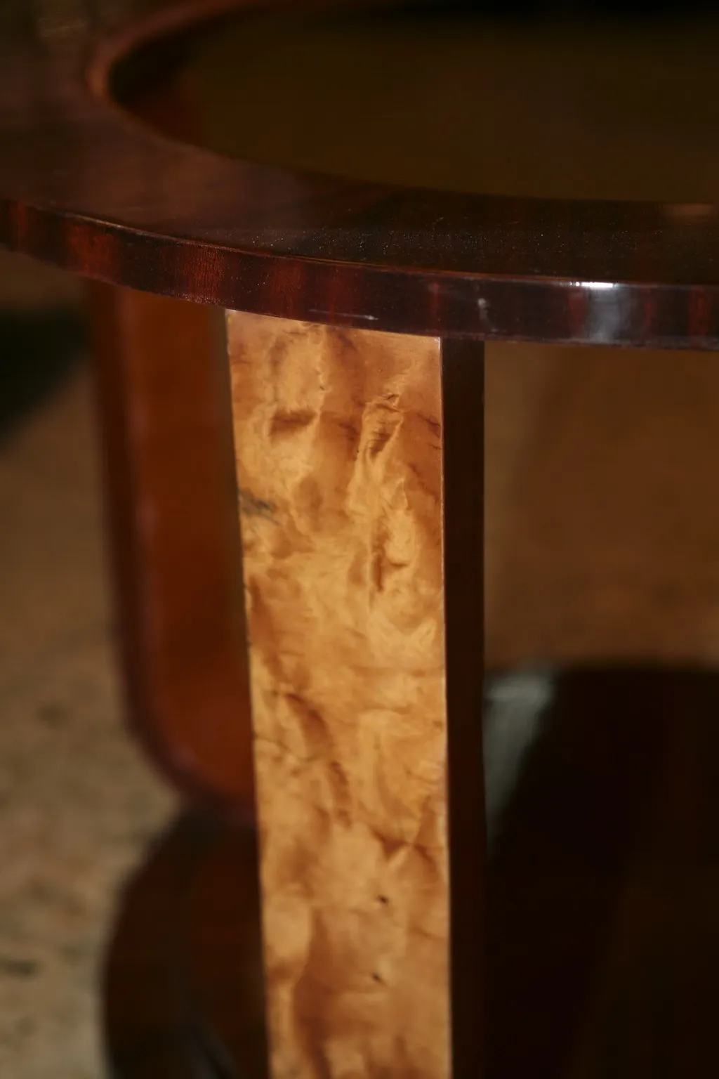 Dos mesitas antiguas con un diseño clásico, en un ambiente elegante.