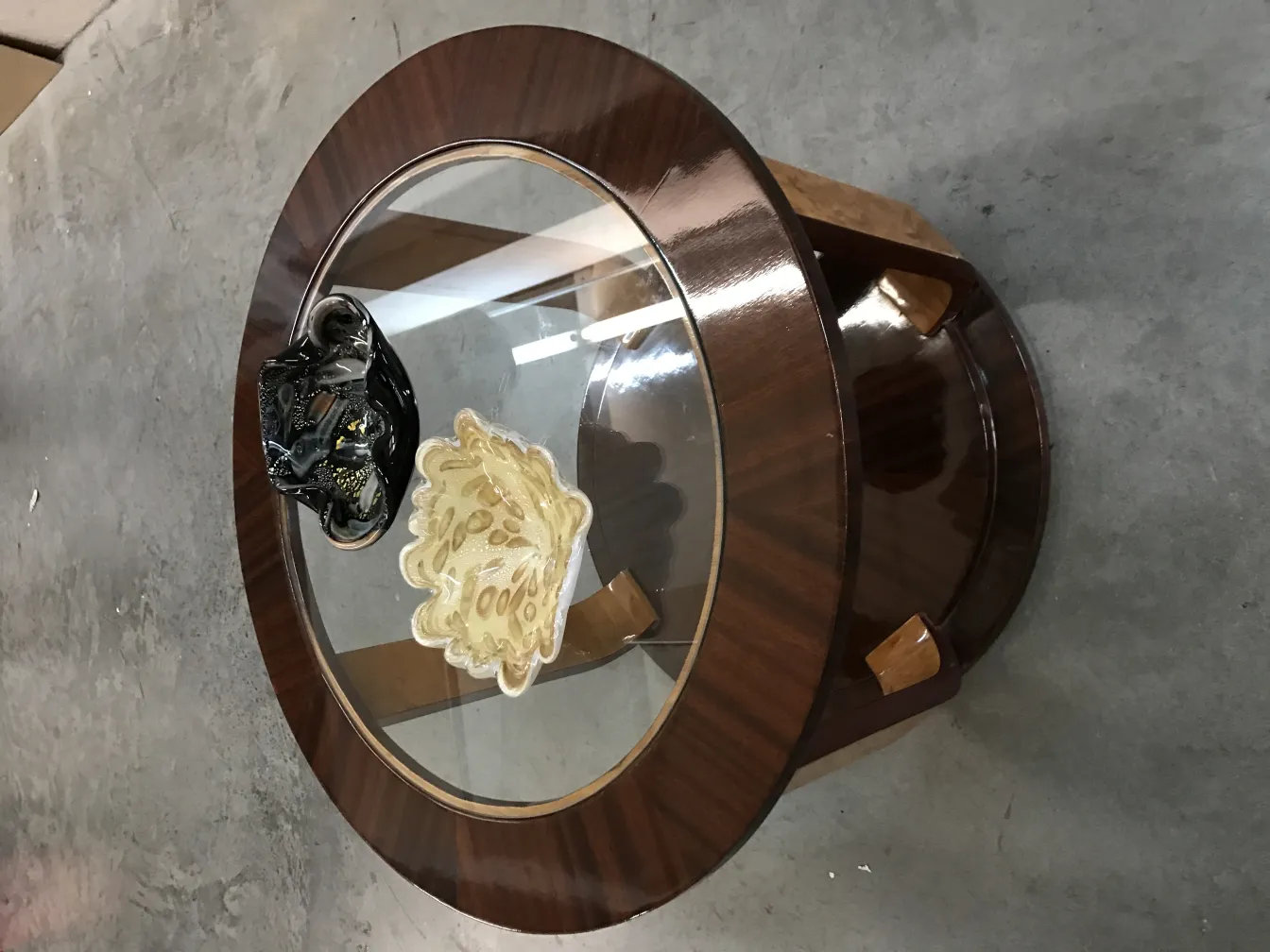 Duas mesinhas antigas decorativas em um ambiente neutro