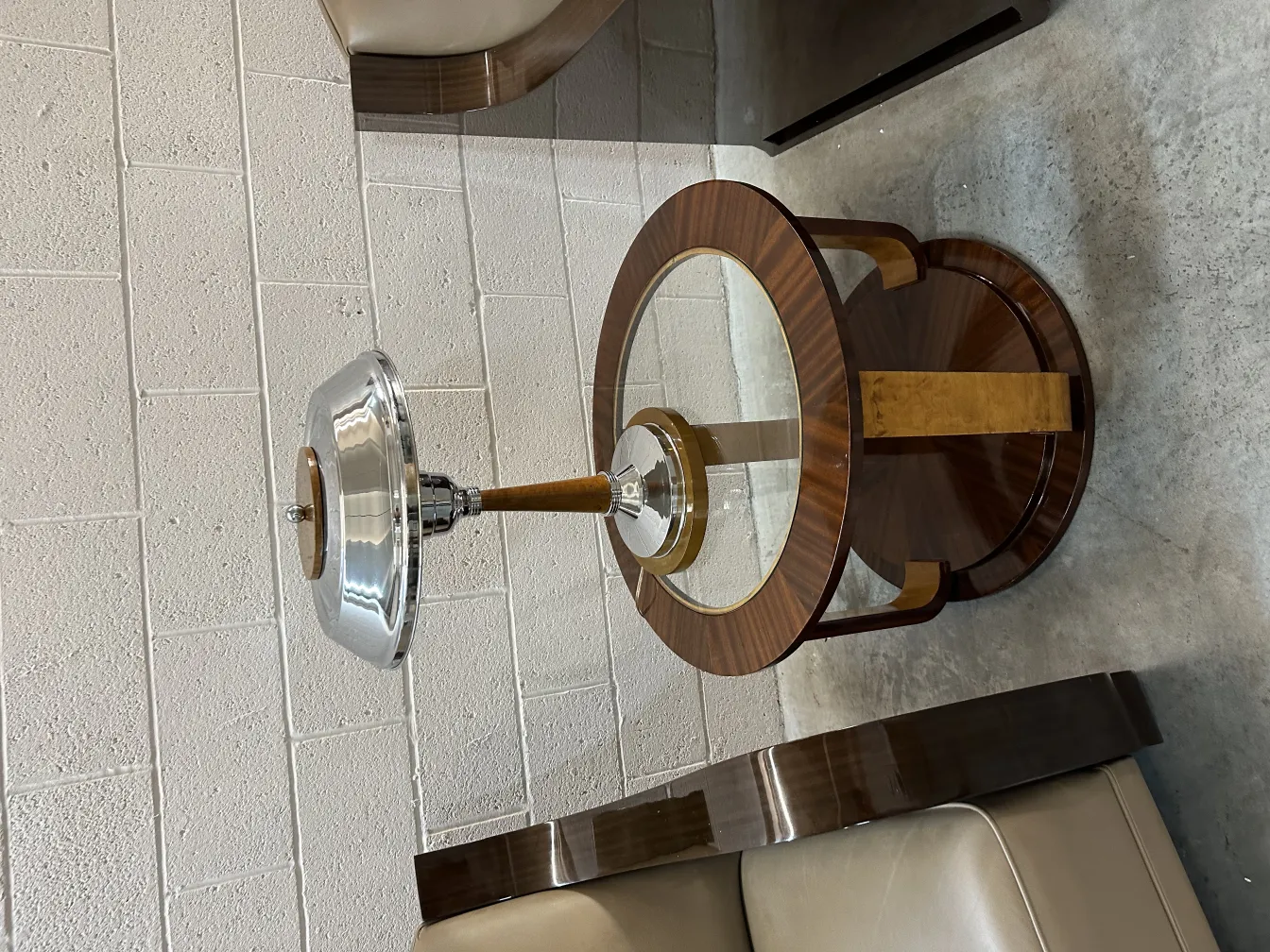 2 mesinhas antigas com base redonda e design elegante