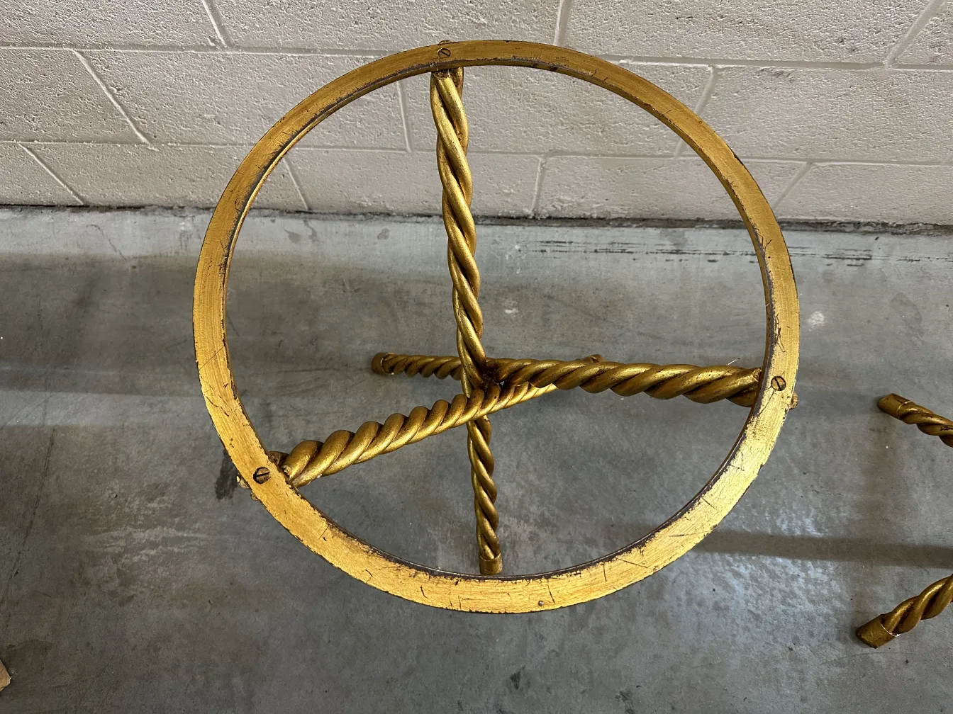 Draufsicht auf 2 kleine antike goldene Tische mit feinen Details