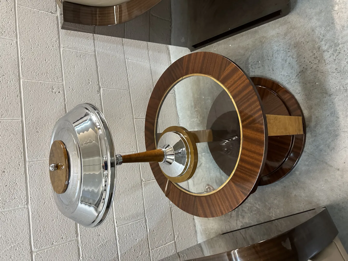 deux petites tables anciennes avec plateau en verre et base ronde dans un environnement moderne.