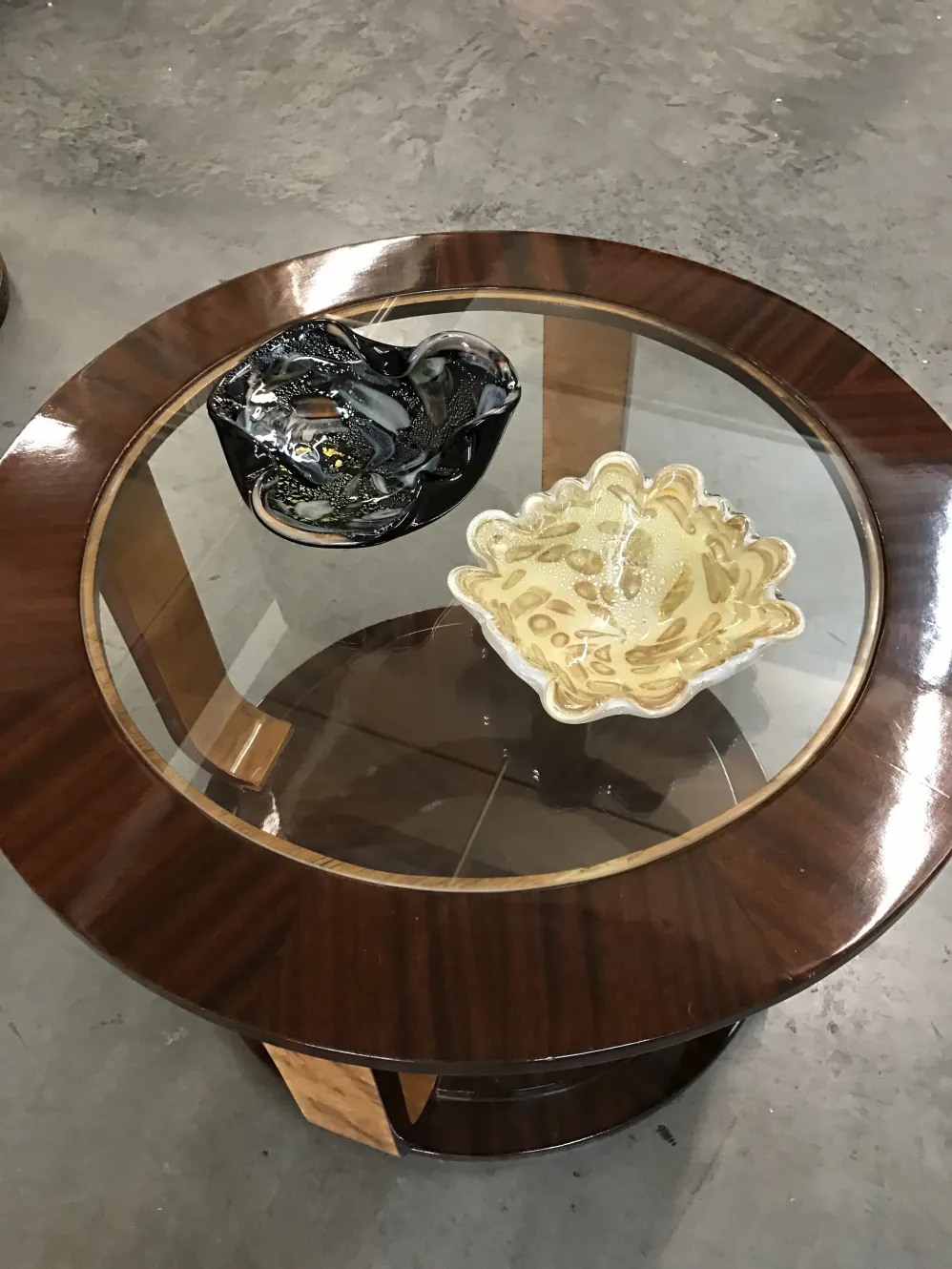 2 anciennes petites tables avec une finition classique et du verre