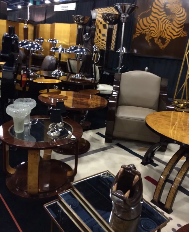 deux petites tables anciennes au design élégant dans un cadre sophistiqué