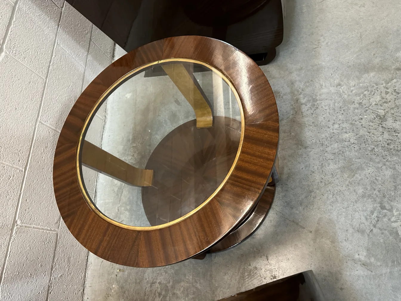 Deux petites tables anciennes avec dessus en verre dans un cadre moderne.