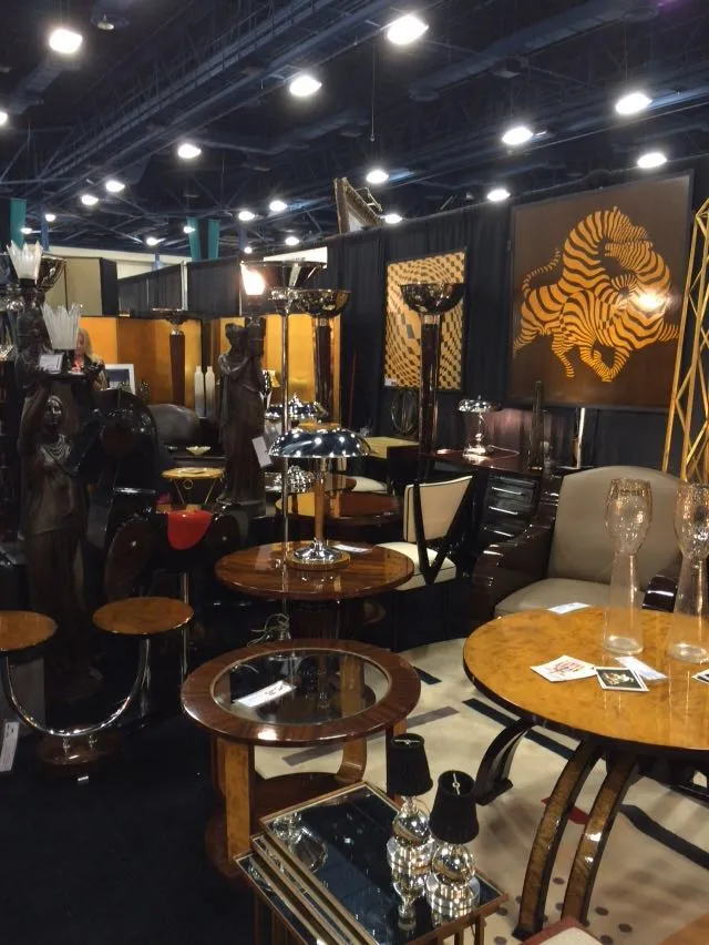 一对古老的边桌在古董展上展示