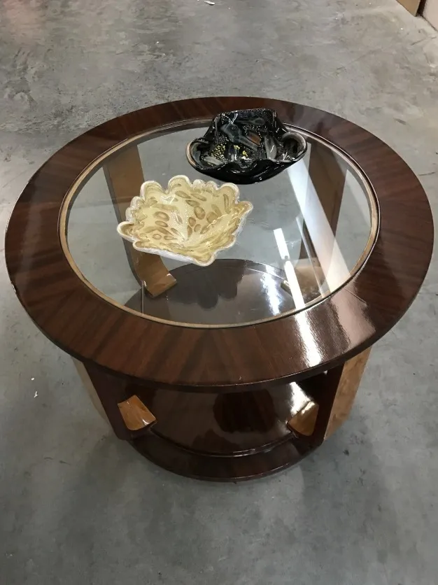 Deux petites tables anciennes rondes avec éléments décoratifs