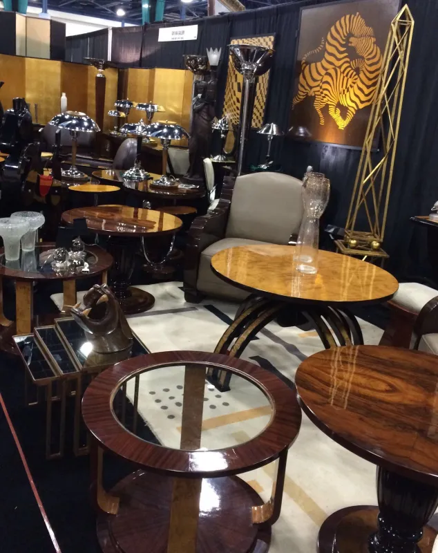 Conjunto de 2 mesitas antiguas en un ambiente decorativo