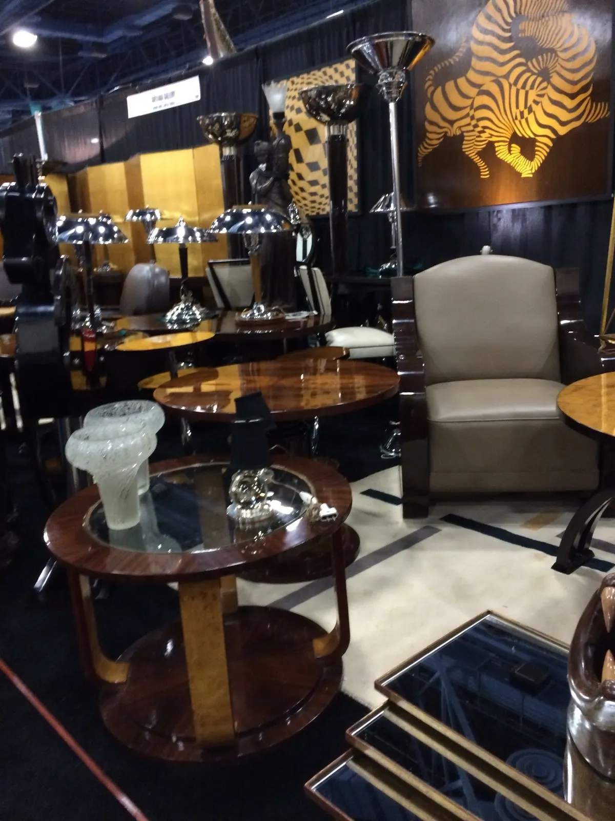 2 tavolini antichi decorati, con basi circolari e piani in vetro.