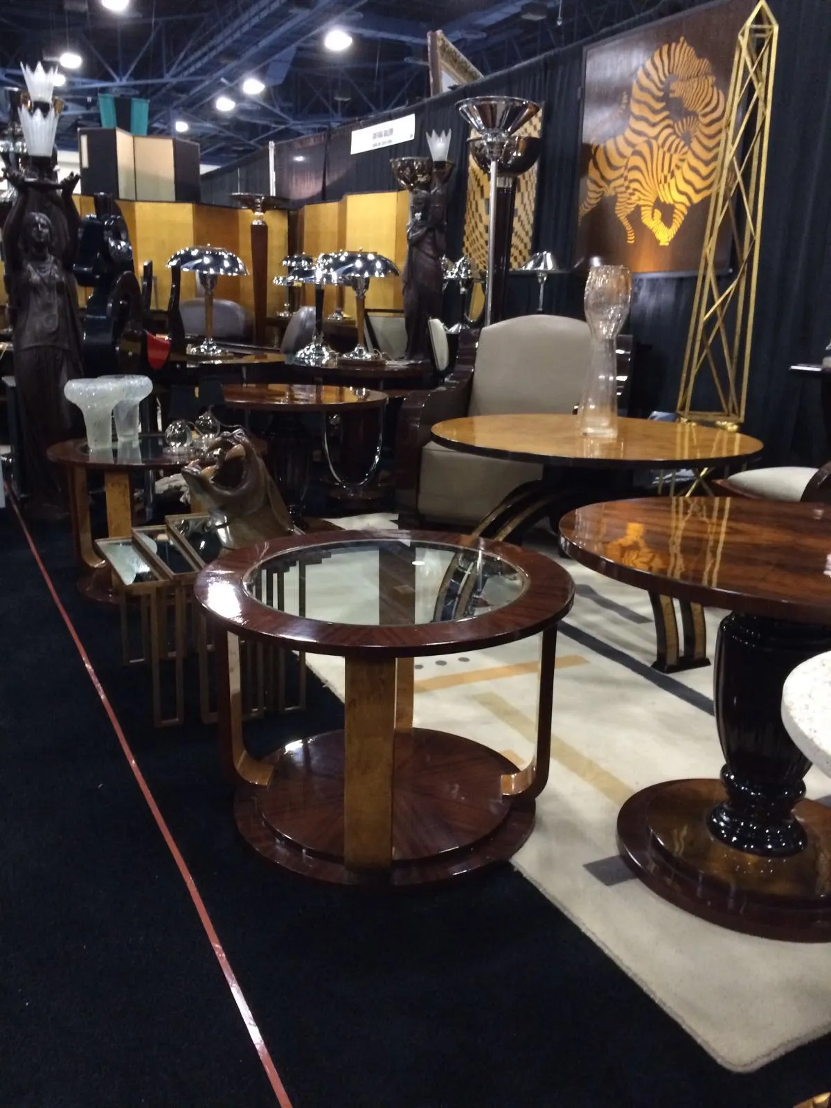 Deux petites tables anciennes avec un design classique sur fond