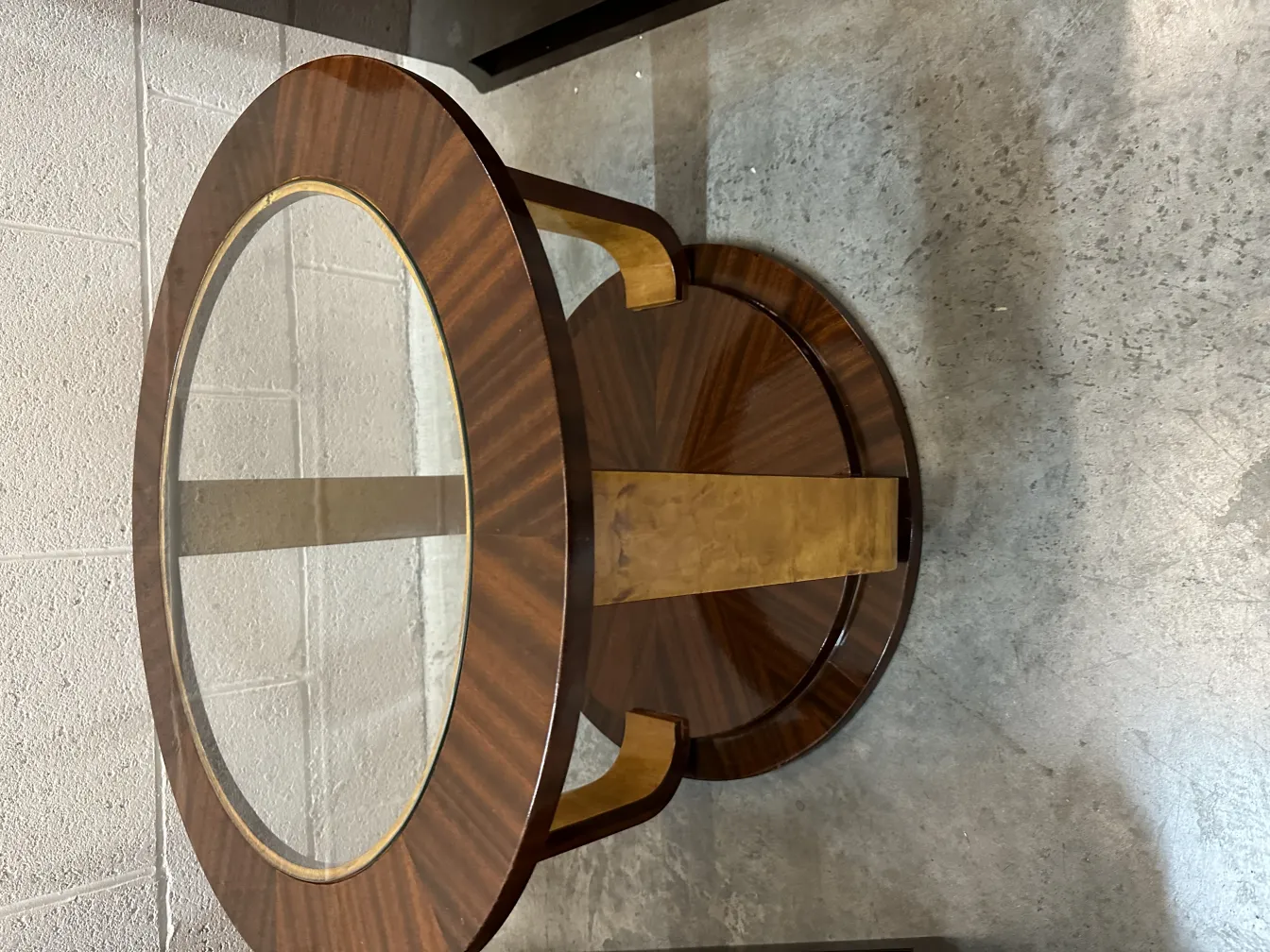 Duas mesinhas antigas de design elegante, com detalhes bonitos.