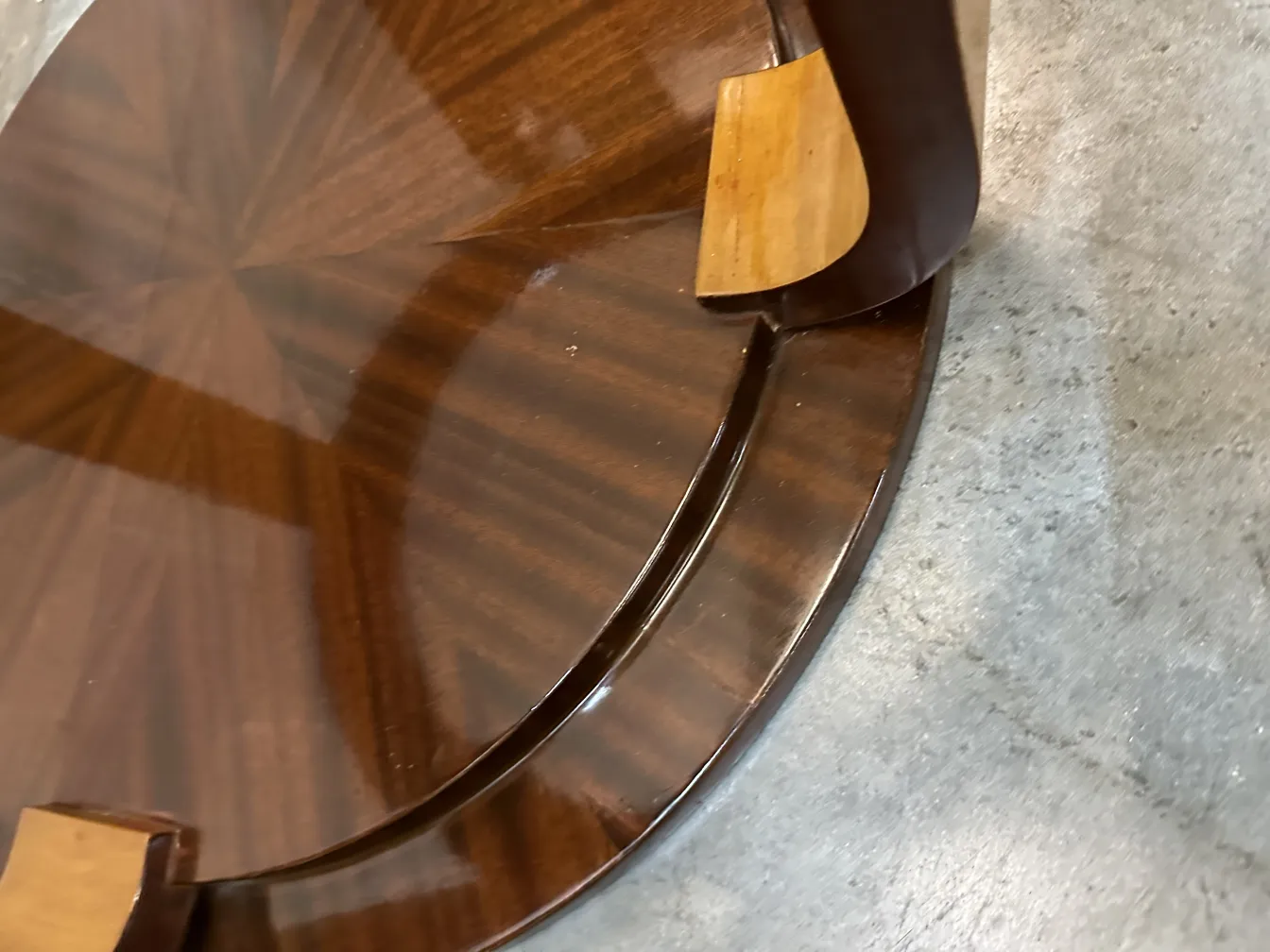 Vista de 2 mesitas antiguas con diseño elegante, en un ambiente acogedor