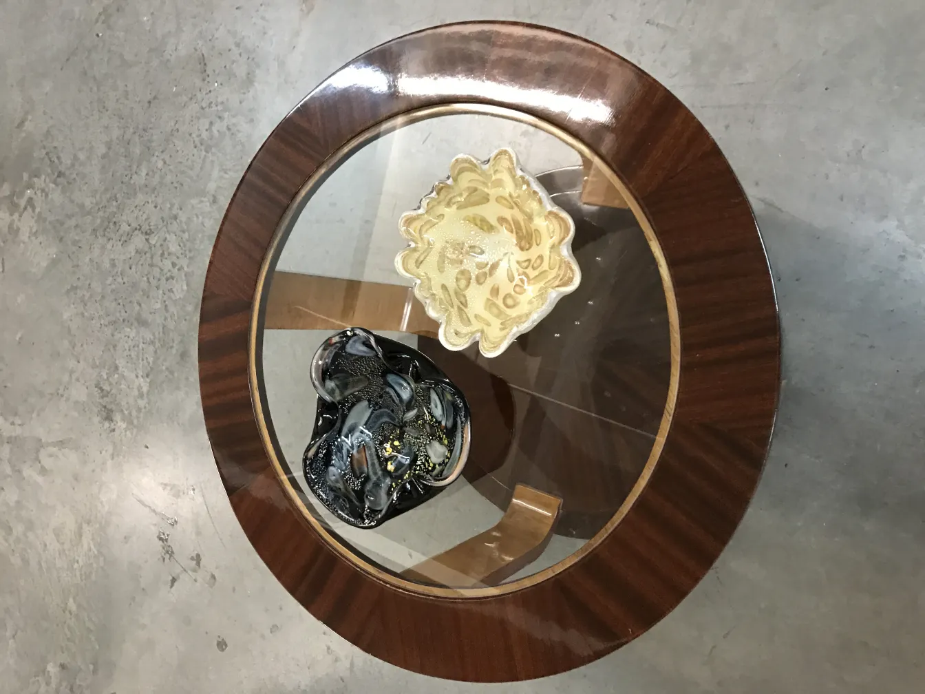 due tavolini antichi, uno nero e uno giallo, decorativi