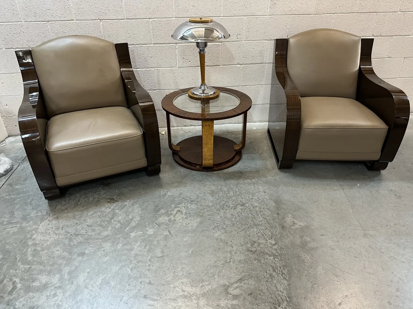 Deux petites tables anciennes entourées de fauteuils dans un cadre chaleureux.