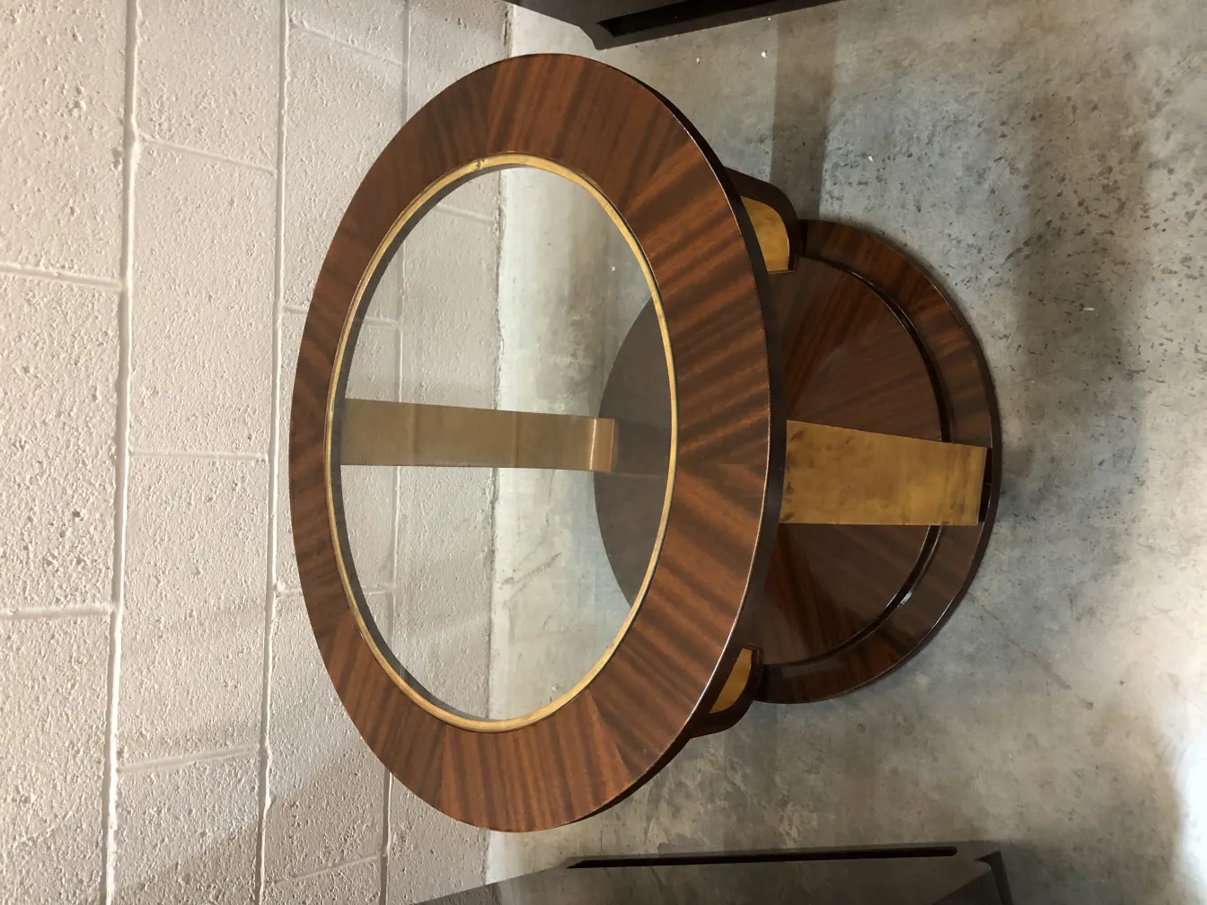 2 mesitas antiguas con diseño elegante, en un ambiente minimalista