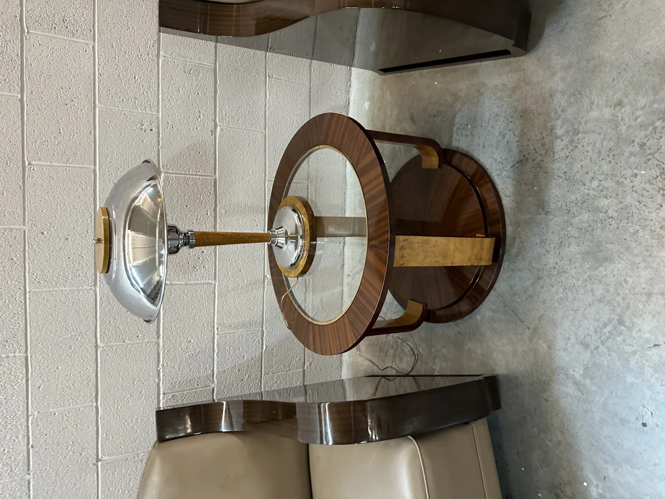 2 mesinhas antigas com design circular e base de metal