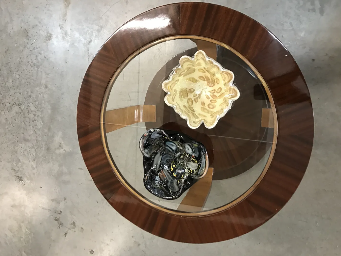 Vue de dessus de deux petites tables anciennes avec décorations