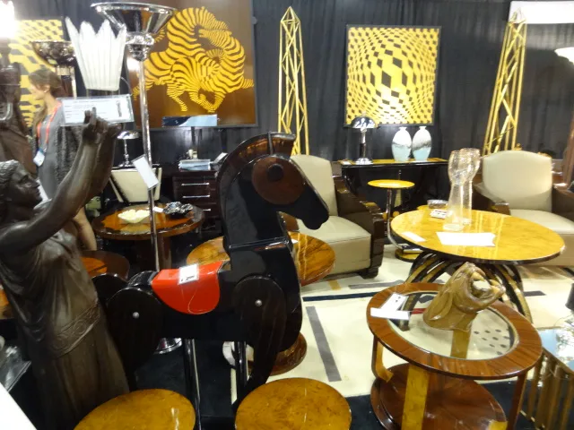 duas mesinhas antigas em um ambiente elegante e moderno