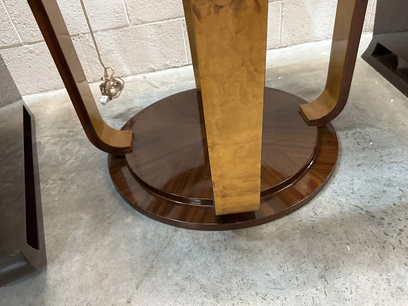 duas mesinhas antigas com design elegante em um ambiente moderno