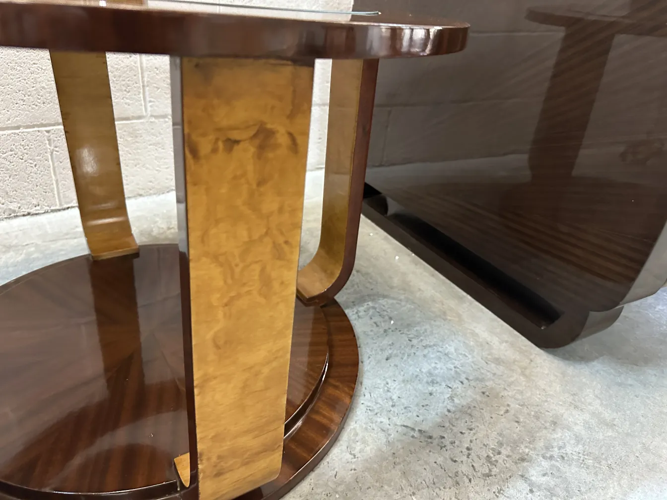 Duas mesinhas antigas com bases elegantes e tampo liso