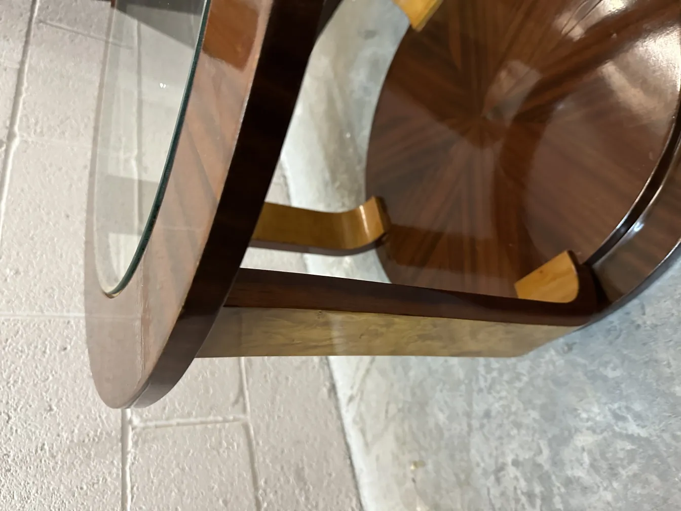 Dettaglio di due tavolini antichi con un design attraente in cima.