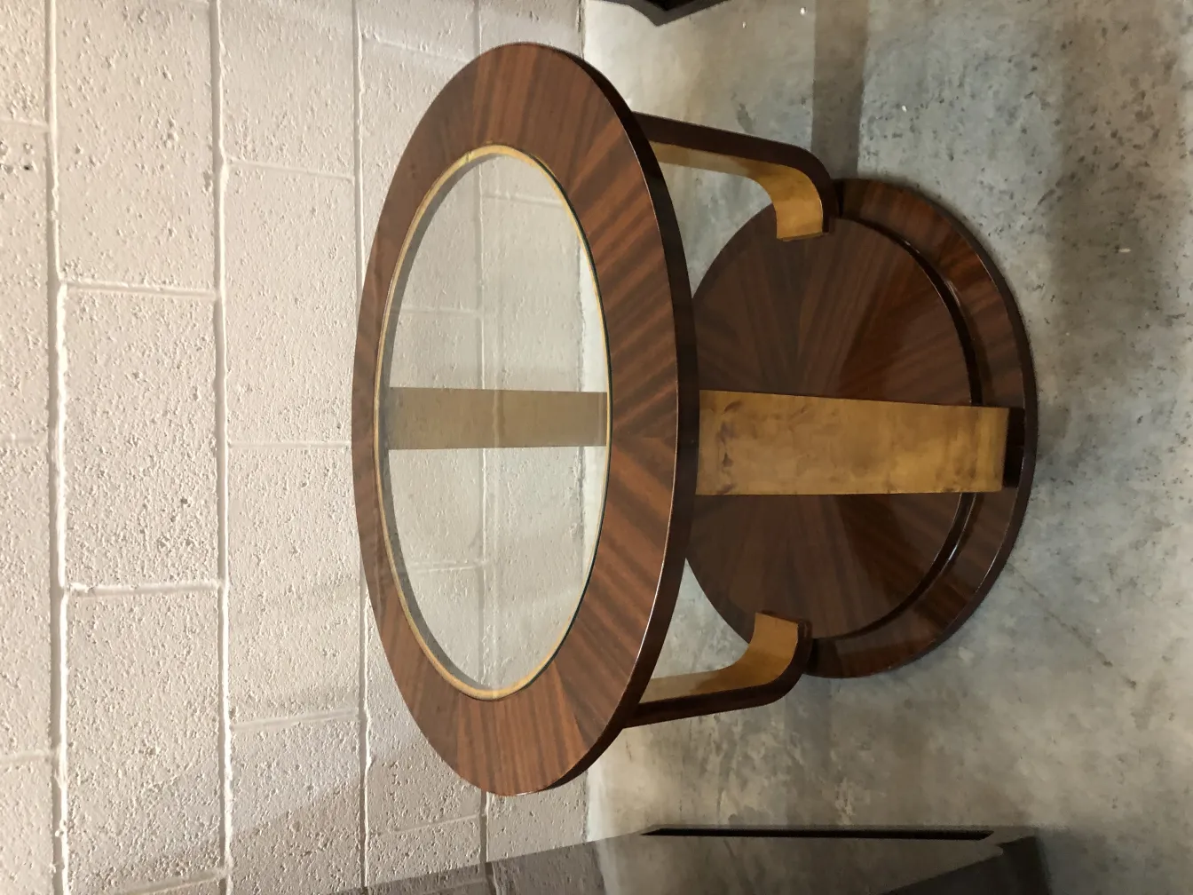 2 antique small tables with a circular and elegant design, in a modern environment.