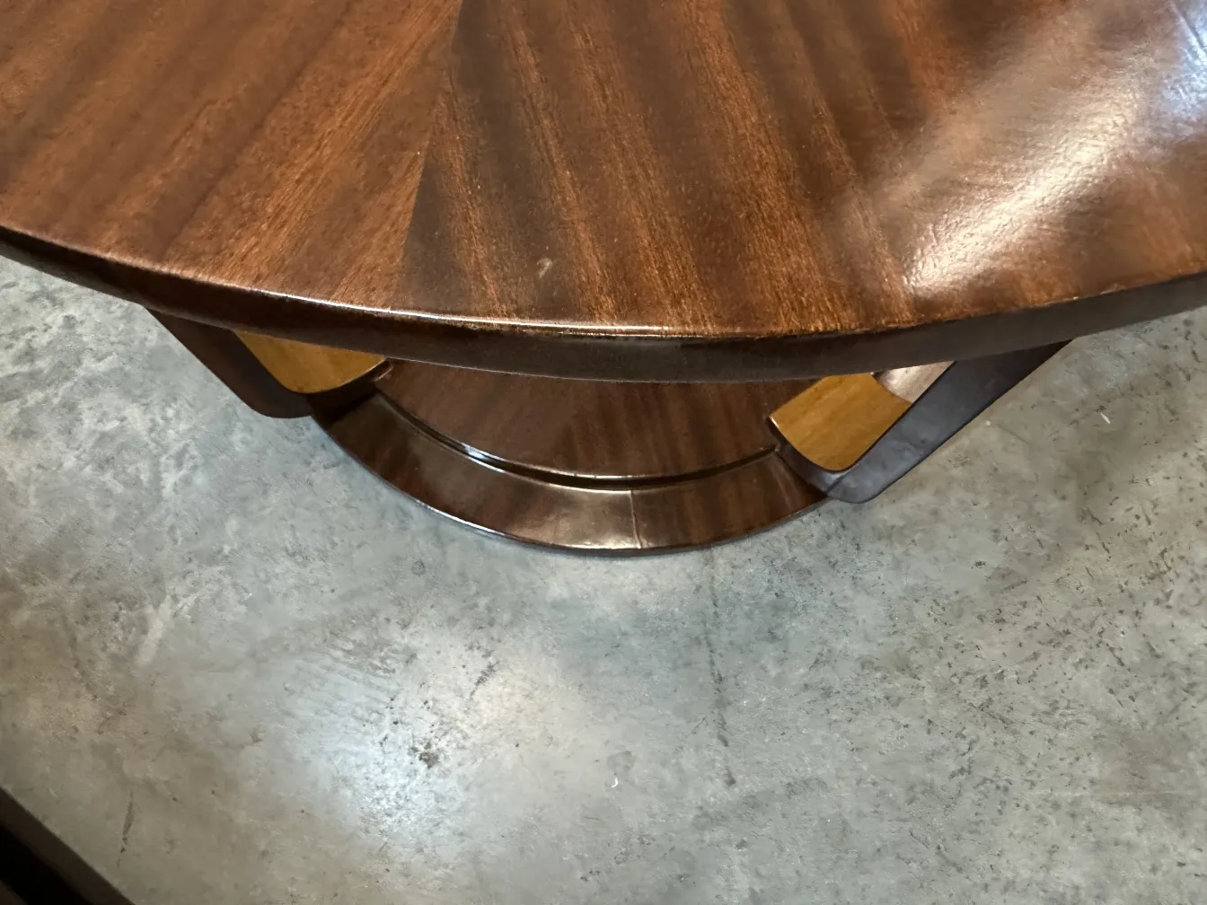 Vista superior de 2 mesinhas antigas, com designs elegantes em um ambiente minimalista.