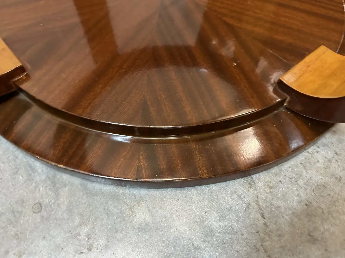 2 petites tables antiques avec surface brillante et détails