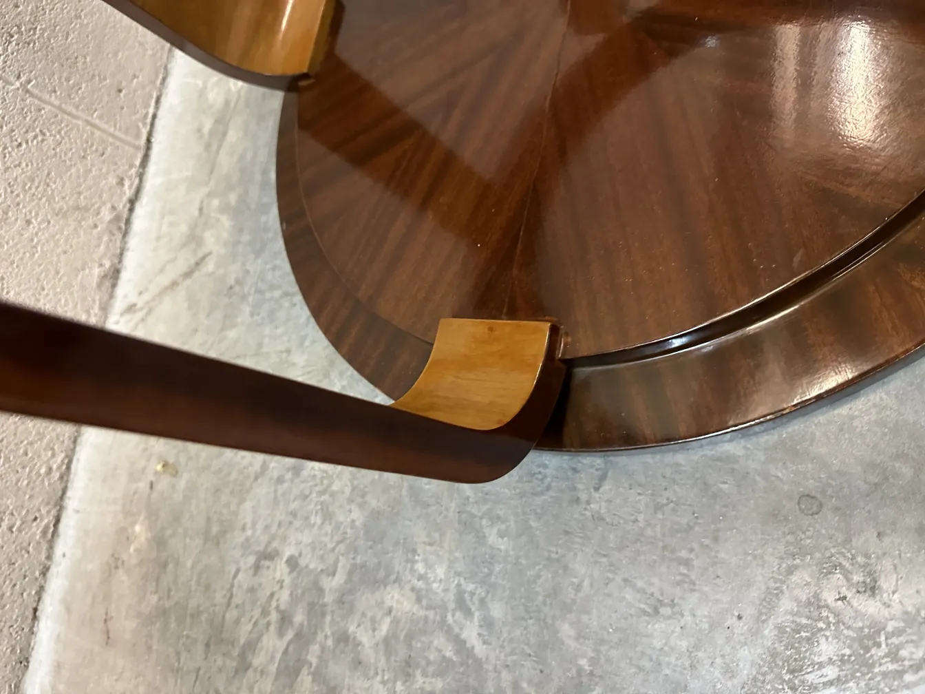 2 antique small tables with a shiny finish, decorating a space