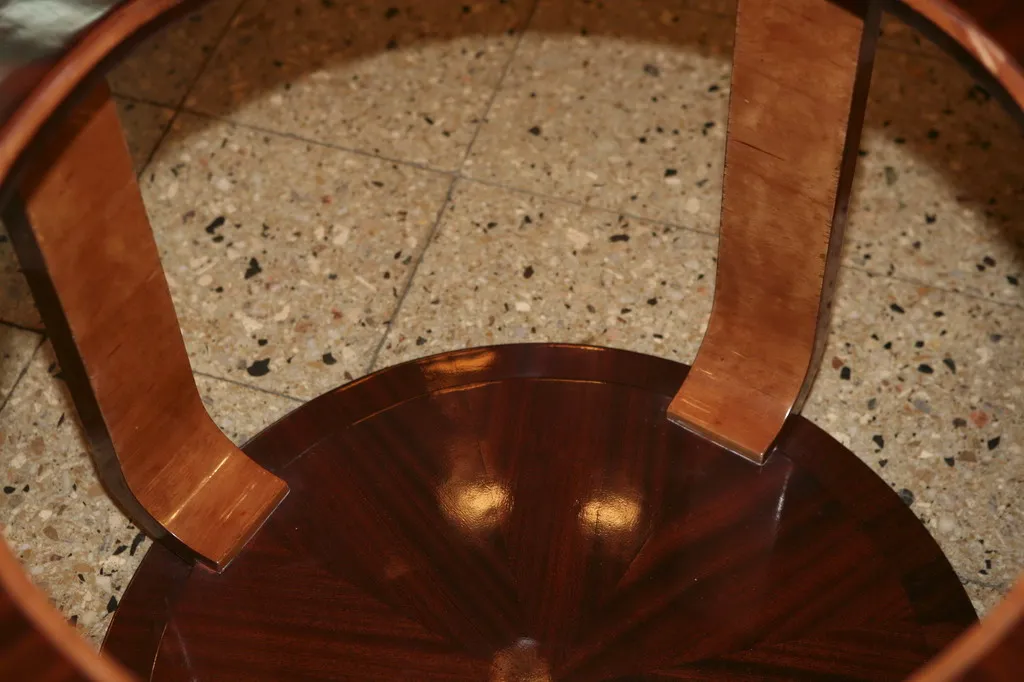 Duas mesinhas antigas decorativas com design elegante