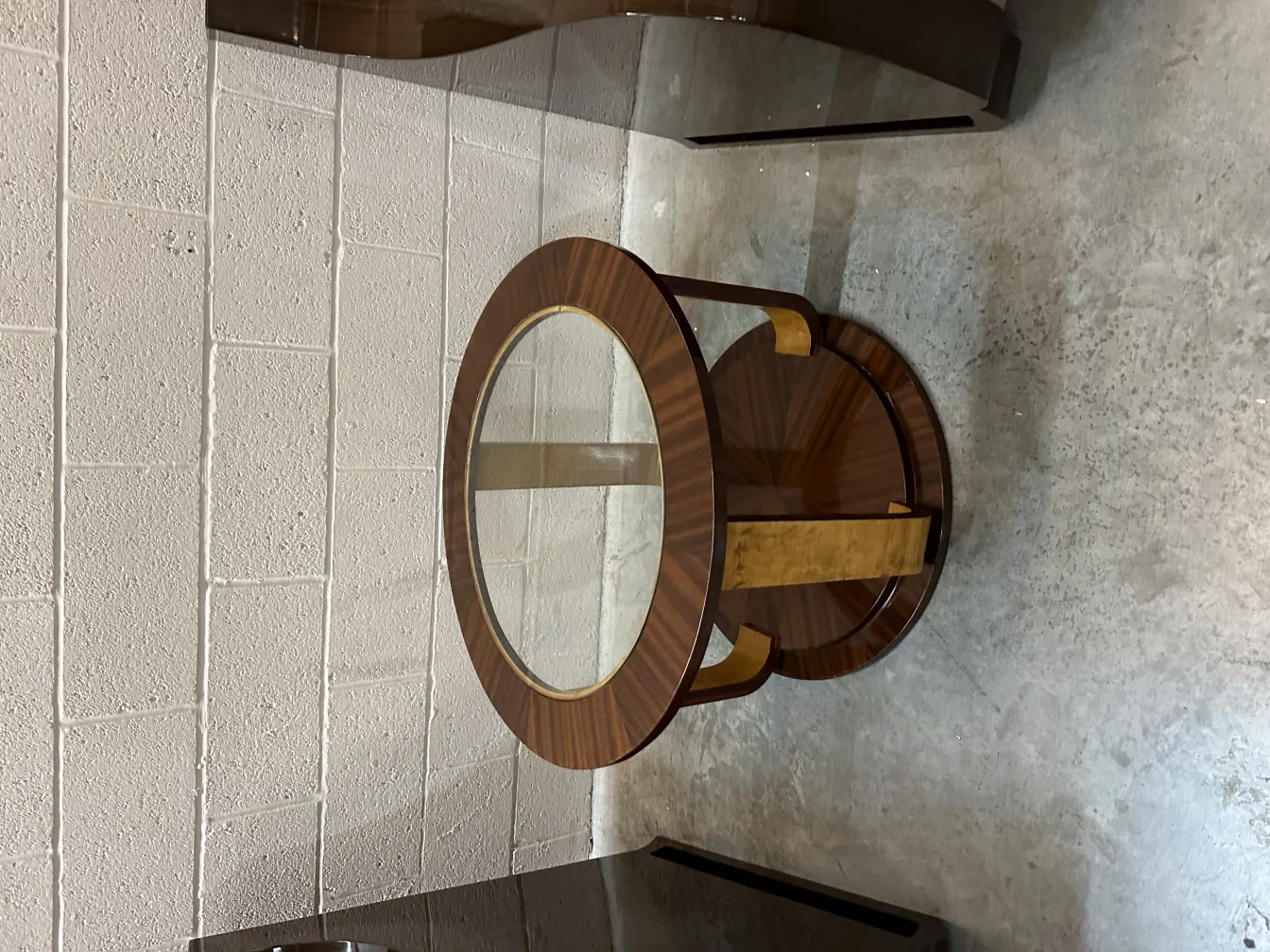 2 petites tables anciennes avec des détails décoratifs dans un cadre moderne