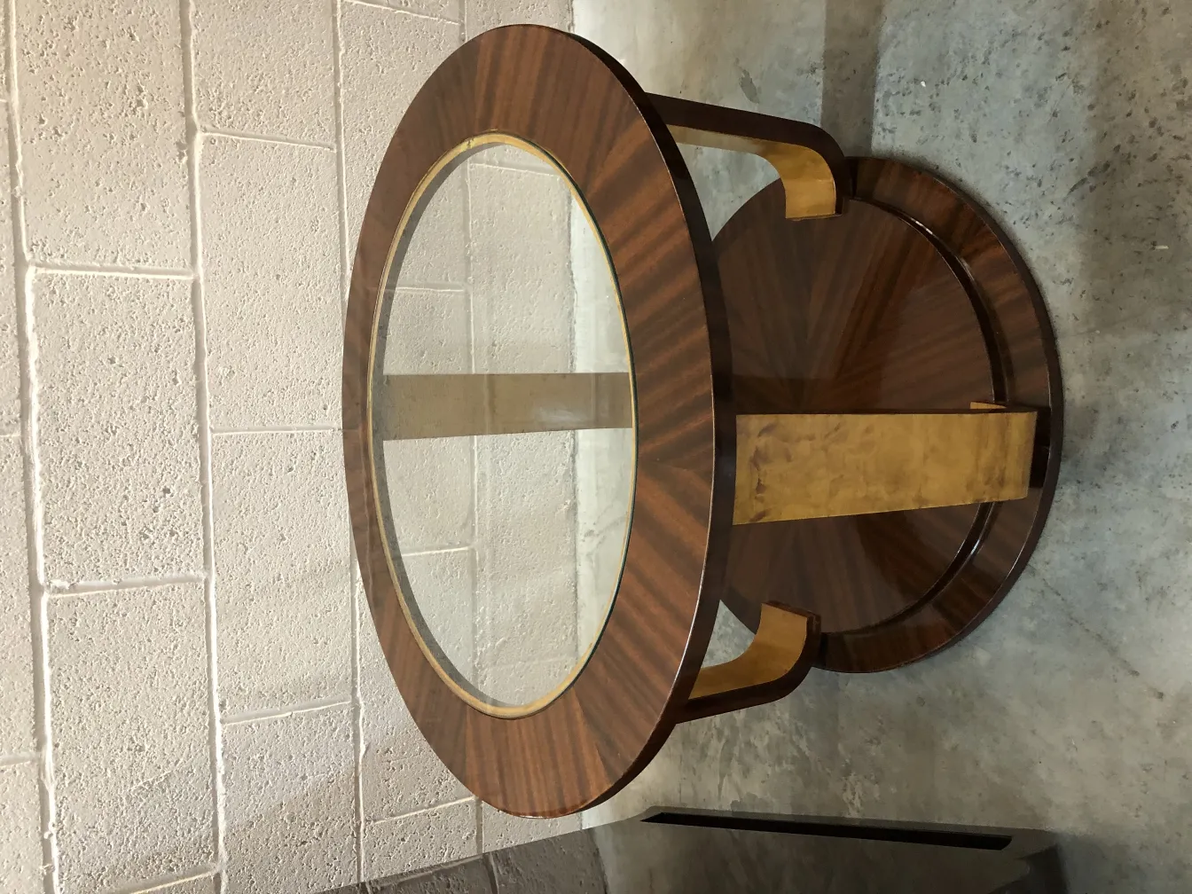 2 petites tables anciennes avec un design élégant dans un cadre moderne