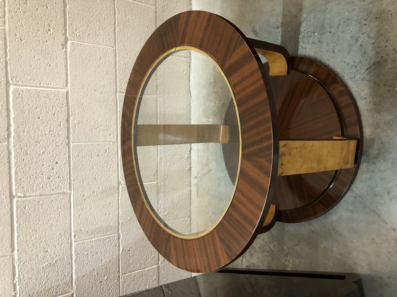 Deux petites tables anciennes avec base ronde et verre, élégantes