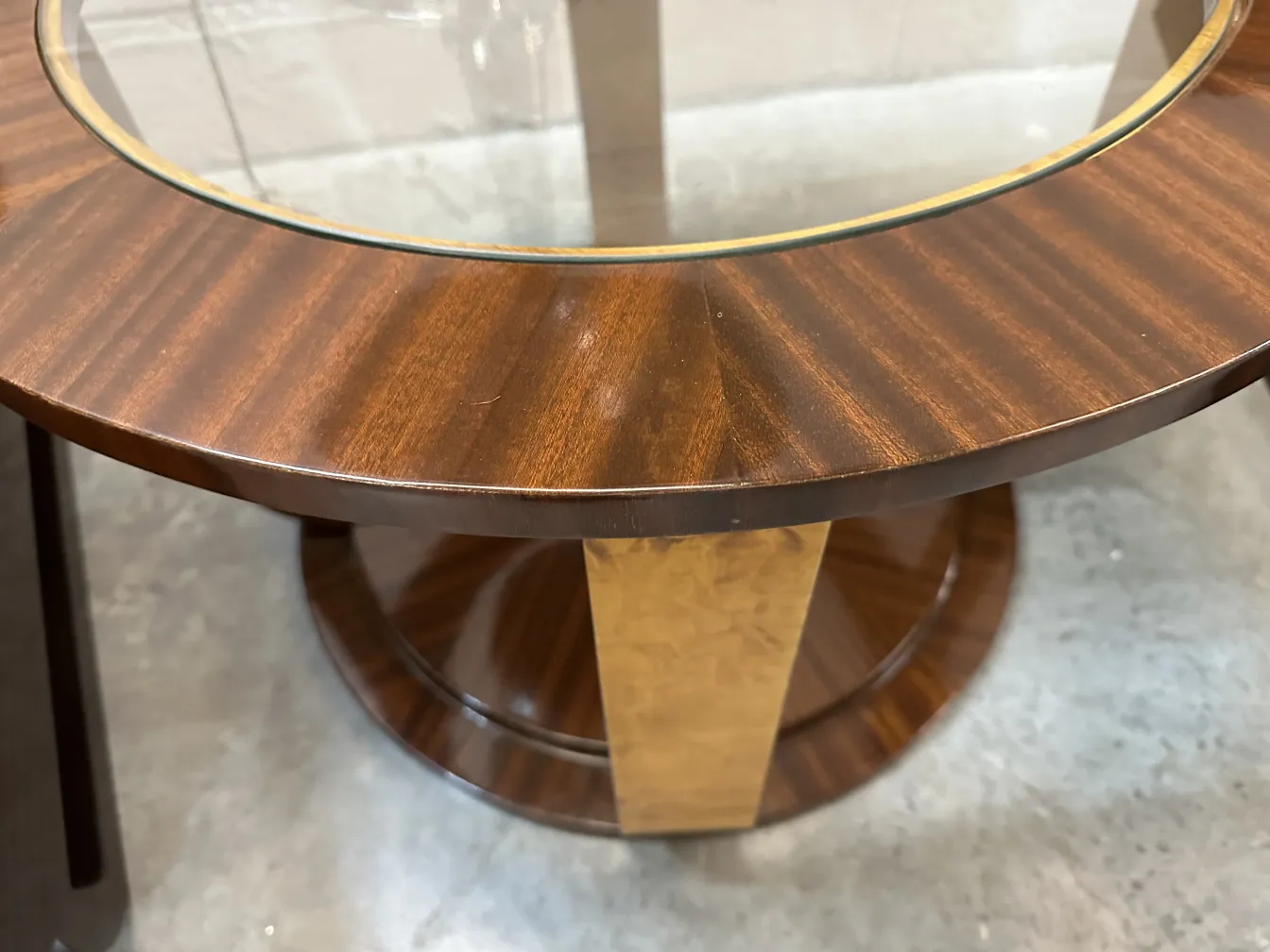 2 antike kleine Tische mit elegantem Design in einer gemütlichen Umgebung.